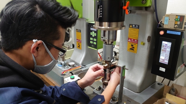 カシメ機 使い方　製品画像